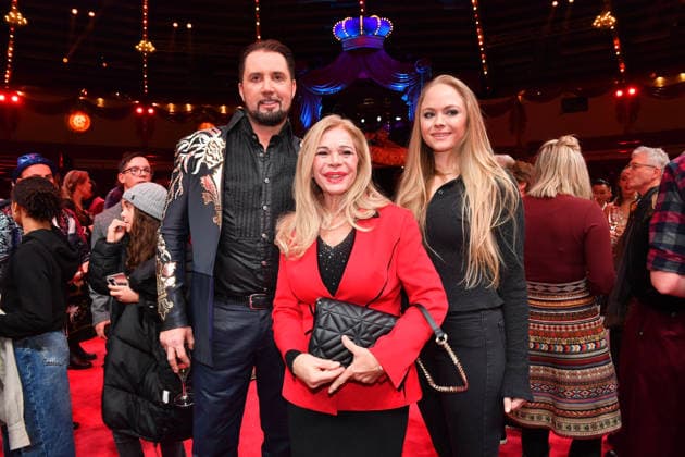 Martin Lacey jr. Und Julia Kent mit Tochter Premiere Winterspielzeit 2025 Circus Krone Ich. Du, Wir. Krone Manege Kronebau München 25. Dezember 2025
