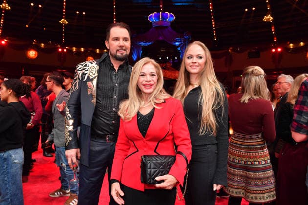 Martin Lacey jr. Und Julia Kent mit Tochter Premiere Winterspielzeit 2025 Circus Krone Ich. Du, Wir. Krone Manege Kronebau München 25. Dezember 2025
