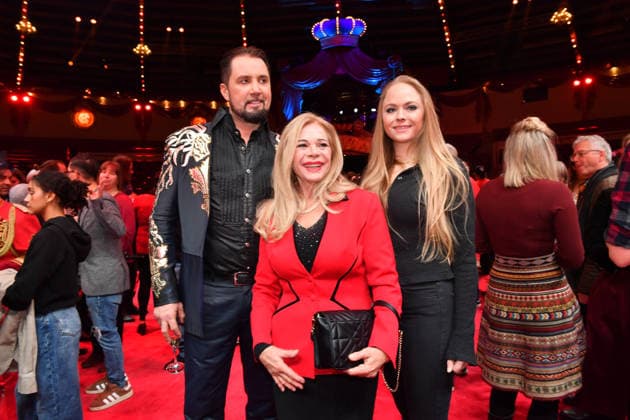 Martin Lacey jr. Und Julia Kent mit Tochter Premiere Winterspielzeit 2025 Circus Krone Ich. Du, Wir. Krone Manege Kronebau München 25. Dezember 2025
