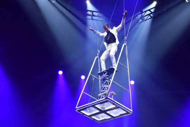 Show Premiere Winterspielzeit 2025 Circus Krone Ich. Du, Wir. Krone Manege Kronebau München 25. Dezember 2025