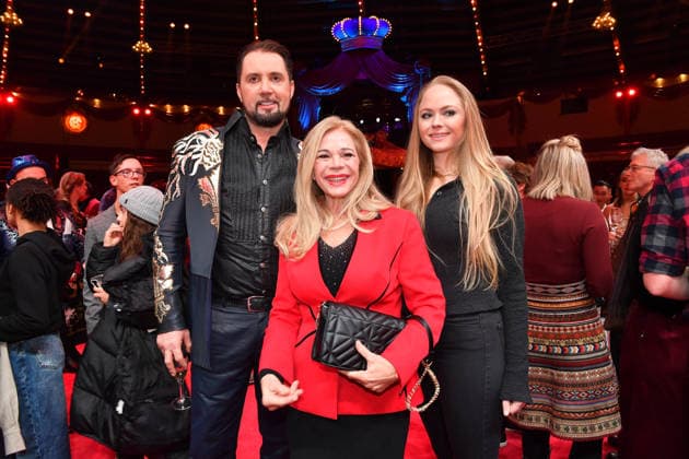 Martin Lacey jr. Und Julia Kent mit Tochter Premiere Winterspielzeit 2025 Circus Krone Ich. Du, Wir. Krone Manege Kronebau München 25. Dezember 2025