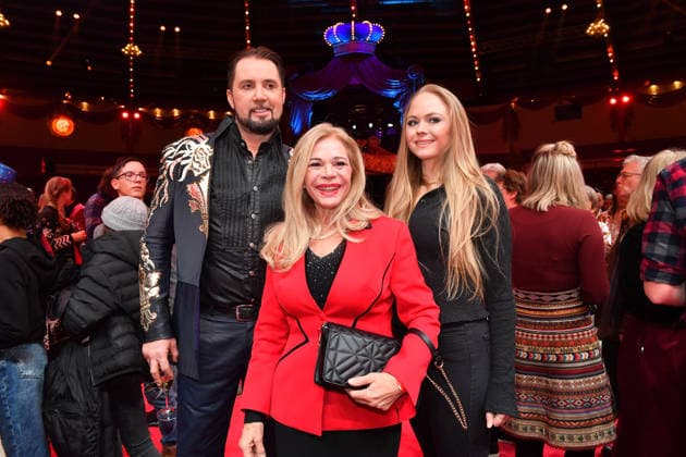 Martin Lacey jr. Und Julia Kent mit Tochter Premiere Winterspielzeit 2025 Circus Krone Ich. Du, Wir. Krone Manege Kronebau München 25. Dezember 2025