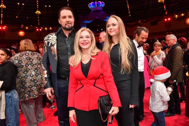 Martin Lacey jr. Und Julia Kent mit Tochter Premiere Winterspielzeit 2025 Circus Krone Ich. Du, Wir. Krone Manege Kronebau München 25. Dezember 2025