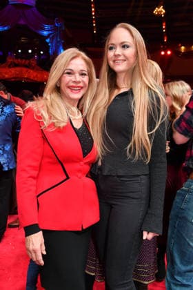 Julia Kent mit Tochter Premiere Winterspielzeit 2025 Circus Krone Ich. Du, Wir. Krone Manege Kronebau München 25. Dezember 2025