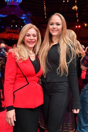 Julia Kent mit Tochter Premiere Winterspielzeit 2025 Circus Krone Ich. Du, Wir. Krone Manege Kronebau München 25. Dezember 2025
