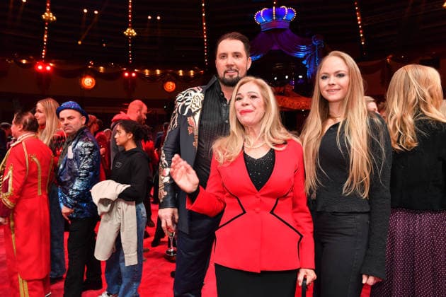 Martin Lacey jr. Und Julia Kent mit Tochter Premiere Winterspielzeit 2025 Circus Krone Ich. Du, Wir. Krone Manege Kronebau München 25. Dezember 2025