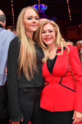 Julia Kent mit Tochter Premiere Winterspielzeit 2025 Circus Krone Ich. Du, Wir. Krone Manege Kronebau München 25. Dezember 2025