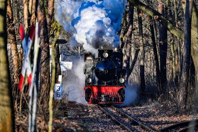 Parkeisenbahn Wuhlheide fährt am 2. Weihnachtsfeiertag mit historischer Dampflok ** NUR FÜR REDAKTIONELLE ZWECKE ** EDITORIAL USE ONLY **<p>Parkeisenbahn Wuhlheide fährt am 2. Weihnachtsfeiertag mit historischer Dampflok. Die Lok 10 MERAPI mit der Herstellernummer 10409 aus dem Baujahr 1925 wurde bei Hanomag in Hannover gebaut und hat ein Gewicht von 16. Tonnen. Bevor die Lock 1992 nach Berlin zur Parkeisenbahn kam, war die Lok bei der Zuckerplantage P.G. REJO AGUNG BARU, Madiun auf der Insel Java, (Indonesien) im Einsatz, fotografiert am 26.2025 in Berlin. Berlin Berlin Berlin Copyright: MaurizioxGambarini *** Parkeisenbahn Wuhlheide runs on 2nd Christmas Day with historic steam locomotive FOR EDITORIAL PURPOSES ONLY p Parkeisenba Copyright: MaurizioxGambarini doc83uv95mq4s91boq42qxt ,EDITORIAL USE ONLY
