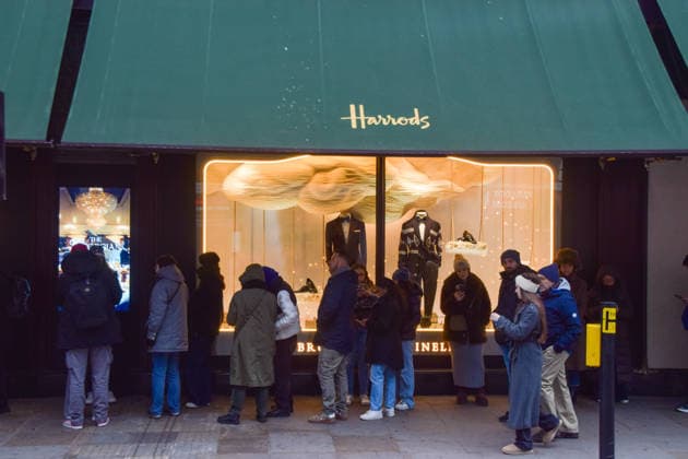 December 26, 2025, London, England, United Kingdom: People queue outside Harrods in Knightsbridge for the Boxing Day sale. London United Kingdom - ZUMAv130 20251226_zip_v130_002 Copyright: xVukxValcicx
