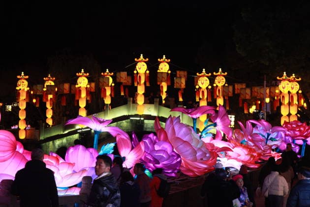 NANJING, CHINA - DECEMBER 26: Lantern sets are lit up during a trial run of the 40th Qinhuai Lantern Festival, one of China s oldest and most enchanting traditions, at Bailuzhou Park on December 26, 2025 in Nanjing, Jiangsu Province of China.  Copyright: xVCGx 111612086895