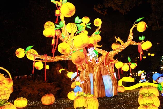 NANJING, CHINA - DECEMBER 26: Lantern sets are lit up during a trial run of the 40th Qinhuai Lantern Festival, one of China s oldest and most enchanting traditions, at Bailuzhou Park on December 26, 2025 in Nanjing, Jiangsu Province of China.  Copyright: xVCGx 111612086922