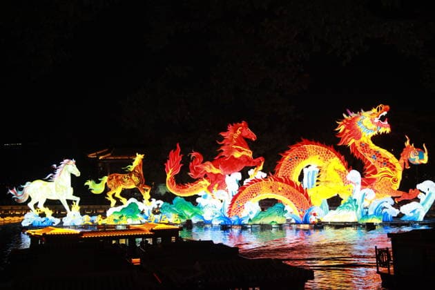 NANJING, CHINA - DECEMBER 26: Lantern sets are lit up during a trial run of the 40th Qinhuai Lantern Festival, one of China s oldest and most enchanting traditions, at Bailuzhou Park on December 26, 2025 in Nanjing, Jiangsu Province of China.  Copyright: xVCGx 111612086906