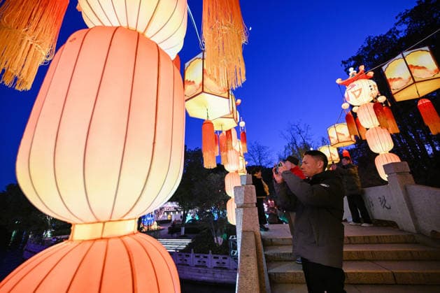 Festive Lantern Exhibited in Nanjing NANJING, CHINA - DECEMBER 26, 2025 - Tourists enjoy festive lanterns in Bailuzhou Park in Nanjing, Jiangsu Province, China on December 26, 2025. Nanjing Jiangsu China  Copyright: xCFOTOx i1766799766591