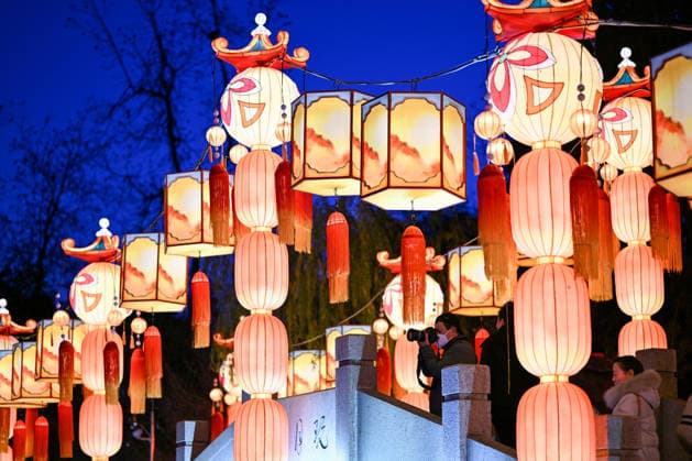Festive Lantern Exhibited in Nanjing NANJING, CHINA - DECEMBER 26, 2025 - Tourists enjoy festive lanterns in Bailuzhou Park in Nanjing, Jiangsu Province, China on December 26, 2025. Nanjing Jiangsu China  Copyright: xCFOTOx i1766799767059