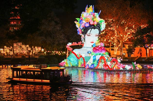 Festive Lantern Exhibited in Nanjing NANJING, CHINA - DECEMBER 26, 2025 - Tourists enjoy festive lanterns in Bailuzhou Park in Nanjing, Jiangsu Province, China on December 26, 2025. Nanjing Jiangsu China  Copyright: xCFOTOx i1766799767523