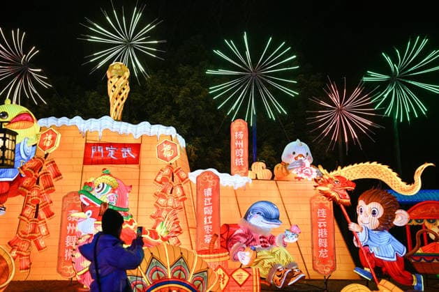 Festive Lantern Exhibited in Nanjing NANJING, CHINA - DECEMBER 26, 2025 - Tourists enjoy festive lanterns in Bailuzhou Park in Nanjing, Jiangsu Province, China on December 26, 2025. Nanjing Jiangsu China  Copyright: xCFOTOx i1766799768340