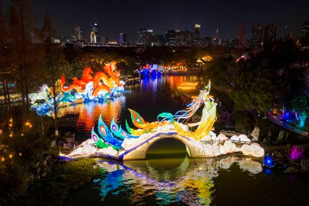 Festive Lantern Exhibited in Nanjing Tourists enjoy festive lanterns in Bailuzhou Park in Nanjing, Jiangsu Province, China on December 26, 2025. Nanjing Jiangsu China  Copyright: xCFOTOx i1766822427998