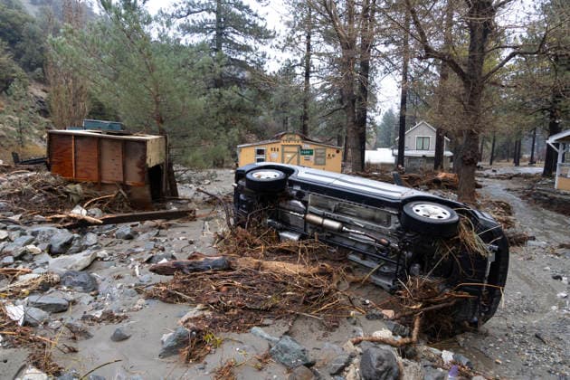 December 26, 2025, Wrightwood, California, USA: Cars and homes engulfed by mud after a flood hit the mountain town of Wrightwood after a powerful storm hit Southern California. Wrightwood USA - ZUMAh182 20251226_znp_h182_005 Copyright: xMatthewxHoenx