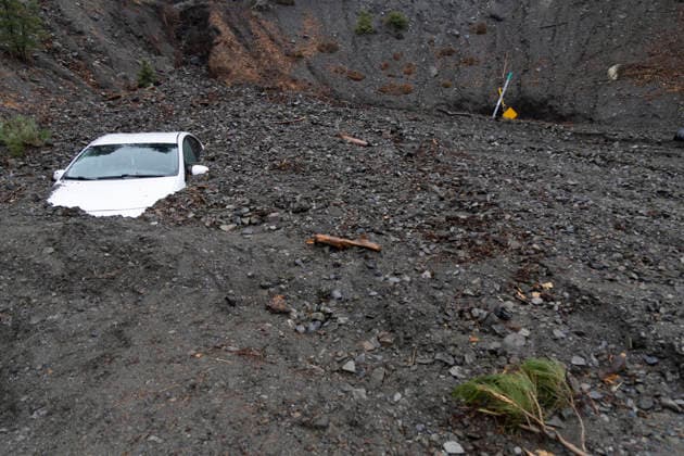 December 26, 2025, Wrightwood, California, USA: A car is engulfed in mud after a flood hit the mountain town of Wrightwood following a powerful storm in Southern California. Wrightwood USA - ZUMAh182 20251226_znp_h182_029 Copyright: xMatthewxHoenx