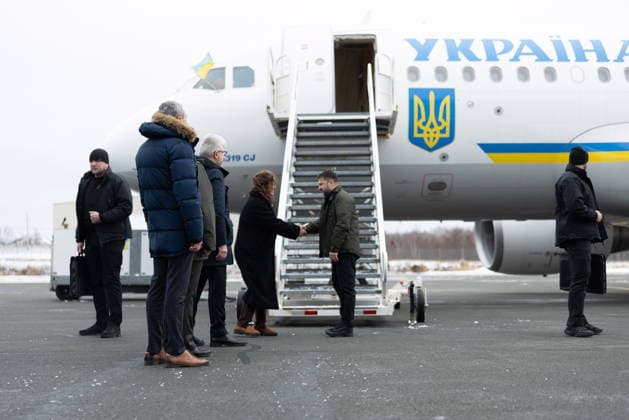 December 27, 2025, Halifax, Ns, Canada: Ukrainian President Volodymyr Zelenskyy, centre, is greeted as he arrives in Halifax, N.S. on Saturday, December 27, 2025. Halifax Canada  - ZUMAc35_ 20251227_zaf_c35_008 Copyright: xRileyxSmithx