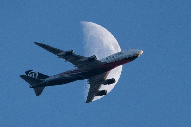 December 27, 2025, Frankfurt, Hesse, Germany: A cargo plane flies in front of the moon at sunset in Frankfurt, Germany. Frankfurt Germany - ZUMAb332 20251227_zip_b332_009 Copyright: xMatiasxBasualdox