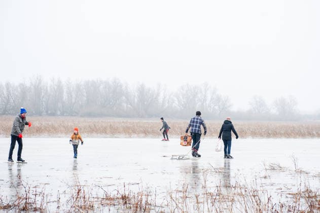 December 27, 2025, Nijmegen, Netherlands: Families are seen skating on the freezing lake. After several days of sub-zero temperatures during the night, the water of some lakes started to freeze over. People took the chance to skate on one of the frozen lakes close to the Dutch city of Nijmegen. It takes at least four whole days of below-freezing temperatures to form ice that™s safe to walk and skate on, and that only applies to ponds or lakes with no currents. Nijmegen Netherlands - ZUMAs197 20251227_aab_s197_055 Copyright: xAnaxFernandezx
