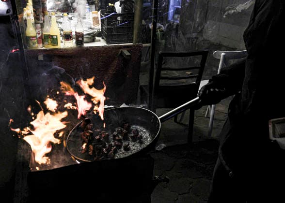 Street Stall in Erbil A Kurdish vendor cooks food in a pan at a street stall in Erbil, Iraq s Kurdistan region, on December 13, 2025. Boiled fava beans and turnips, locally known as Paqle u Shilam, serve as a staple low-cost winter food and a source of income for workers in the informal economy of the Kurdistan Region of Iraq. Erbil Erbil Iraq Copyright: xSaburxRashidx