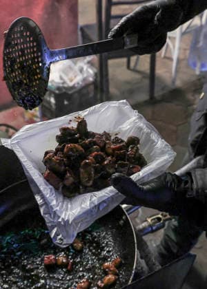 Street Stall in Erbil A Kurdish vendor serves food into a container in Erbil, Iraq s Kurdistan region, on December 13, 2025. Boiled fava beans and turnips, locally known as Paqle u Shilam, serve as a staple low-cost winter food and a source of income for workers in the informal economy of the Kurdistan Region of Iraq. Erbil Erbil Iraq Copyright: xSaburxRashidx