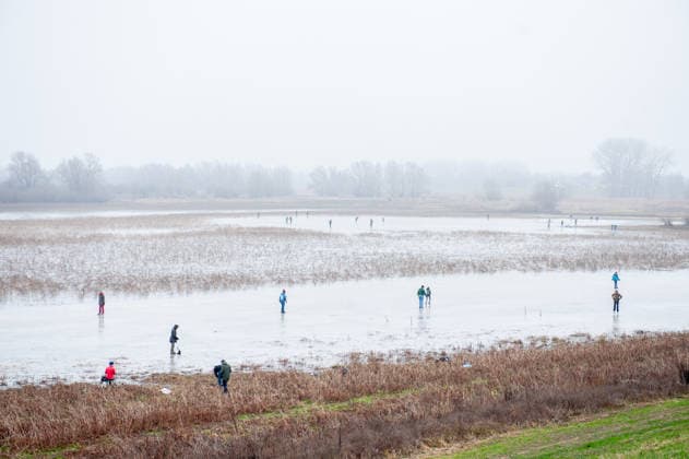 December 27, 2025, Nijmegen, Netherlands: A view of the skater from the top of the dike. After several days of sub-zero temperatures during the night, the water of some lakes started to freeze over. People took the chance to skate on one of the frozen lakes close to the Dutch city of Nijmegen. It takes at least four whole days of below-freezing temperatures to form ice that™s safe to walk and skate on, and that only applies to ponds or lakes with no currents. Nijmegen Netherlands - ZUMAs197 20251227_aab_s197_060 Copyright: xAnaxFernandezx