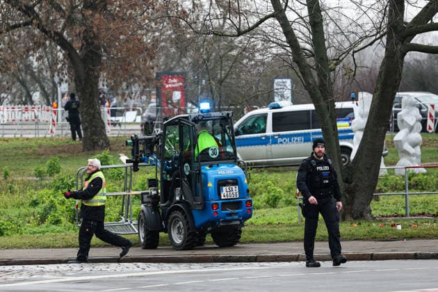Die Polizei hat den Platz rund um die Johanniskirche weiträumig abgesperrt - Gedenkveranstaltung in Magdeburg (Sachsen-Anhalt), Kirchen und Landeshauptstadt laden am 20. Dezember zum Gedenkgottesdienst in die Johanniskirche ein. Der ökumenische Gottesdienst beginnt um 11.00 Uhr. Der Angriff auf den Magdeburger Weihnachtsmarkt jährt sich am 20.12.2025 zum ersten mal in der Landeshauptstadt.