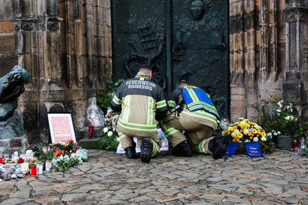 Die Feuerwehr ist zum Gedenkort vor der Johanniskirche gekommen und legt Blumen nieder - Gedenkveranstaltung in Magdeburg (Sachsen-Anhalt), Kirchen und Landeshauptstadt laden am 20. Dezember zum Gedenkgottesdienst in die Johanniskirche ein. Der ökumenische Gottesdienst beginnt um 11.00 Uhr. Der Angriff auf den Magdeburger Weihnachtsmarkt jährt sich am 20.12.2025 zum ersten mal in der Landeshauptstadt.
