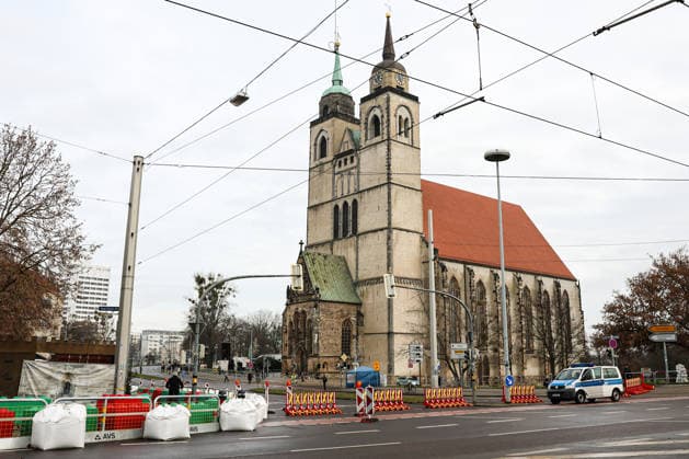 Die Polizei hat den Platz rund um die Johanniskirche weiträumig abgesperrt - Gedenkveranstaltung in Magdeburg (Sachsen-Anhalt), Kirchen und Landeshauptstadt laden am 20. Dezember zum Gedenkgottesdienst in die Johanniskirche ein. Der ökumenische Gottesdienst beginnt um 11.00 Uhr. Der Angriff auf den Magdeburger Weihnachtsmarkt jährt sich am 20.12.2025 zum ersten mal in der Landeshauptstadt.