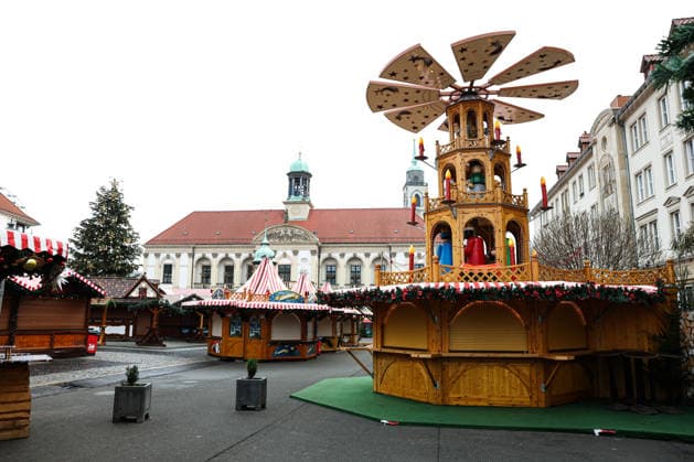 Der Weihnachtsmarkt bleibt am Samstag geschlossen - Gedenkveranstaltung in Magdeburg (Sachsen-Anhalt), Kirchen und Landeshauptstadt laden am 20. Dezember zum Gedenkgottesdienst in die Johanniskirche ein. Der ökumenische Gottesdienst beginnt um 11.00 Uhr. Der Angriff auf den Magdeburger Weihnachtsmarkt jährt sich am 20.12.2025 zum ersten mal in der Landeshauptstadt.