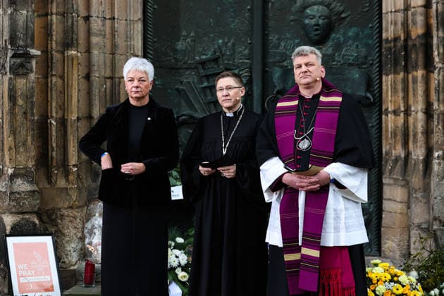 Bürgermeisterin Regina-Dolores Stieler-Hinz, Regionalbischöfin Bettina Schlauraff, Kathedralpfarrer Daniel Rudloff stehen vor der Johanniskirche am Gedenkort - Gedenkveranstaltung in Magdeburg (Sachsen-Anhalt), Kirchen und Landeshauptstadt laden am 20. Dezember zum Gedenkgottesdienst in die Johanniskirche ein. Der ökumenische Gottesdienst beginnt um 11.00 Uhr. Der Angriff auf den Magdeburger Weihnachtsmarkt jährt sich am 20.12.2025 zum ersten mal in der Landeshauptstadt.
