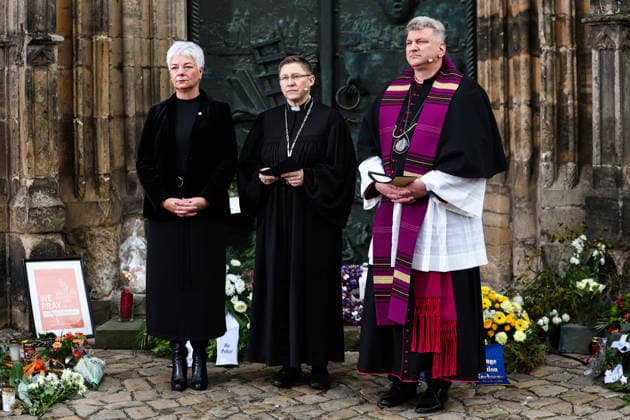 Bürgermeisterin Regina-Dolores Stieler-Hinz, Regionalbischöfin Bettina Schlauraff, Kathedralpfarrer Daniel Rudloff stehen vor der Johanniskirche am Gedenkort - Gedenkveranstaltung in Magdeburg (Sachsen-Anhalt), Kirchen und Landeshauptstadt laden am 20. Dezember zum Gedenkgottesdienst in die Johanniskirche ein. Der ökumenische Gottesdienst beginnt um 11.00 Uhr. Der Angriff auf den Magdeburger Weihnachtsmarkt jährt sich am 20.12.2025 zum ersten mal in der Landeshauptstadt.
