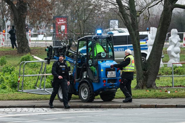 Die Polizei hat den Platz rund um die Johanniskirche weiträumig abgesperrt - Gedenkveranstaltung in Magdeburg (Sachsen-Anhalt), Kirchen und Landeshauptstadt laden am 20. Dezember zum Gedenkgottesdienst in die Johanniskirche ein. Der ökumenische Gottesdienst beginnt um 11.00 Uhr. Der Angriff auf den Magdeburger Weihnachtsmarkt jährt sich am 20.12.2025 zum ersten mal in der Landeshauptstadt.