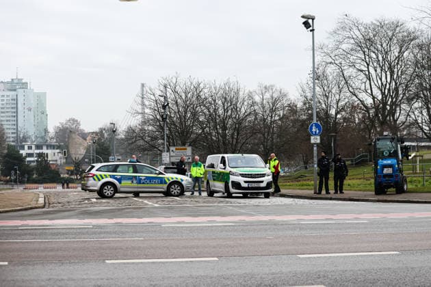 Die Polizei hat den Platz rund um die Johanniskirche weiträumig abgesperrt - Gedenkveranstaltung in Magdeburg (Sachsen-Anhalt), Kirchen und Landeshauptstadt laden am 20. Dezember zum Gedenkgottesdienst in die Johanniskirche ein. Der ökumenische Gottesdienst beginnt um 11.00 Uhr. Der Angriff auf den Magdeburger Weihnachtsmarkt jährt sich am 20.12.2025 zum ersten mal in der Landeshauptstadt.