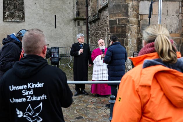 Bischof Friedrich Kramer (l.) steht mit Bischof Gerhard Feige vor der Johanniskirche am Gedenkort - Gedenkveranstaltung in Magdeburg (Sachsen-Anhalt), Kirchen und Landeshauptstadt laden am 20. Dezember zum Gedenkgottesdienst in die Johanniskirche ein. Der ökumenische Gottesdienst beginnt um 11.00 Uhr. Der Angriff auf den Magdeburger Weihnachtsmarkt jährt sich am 20.12.2025 zum ersten mal in der Landeshauptstadt.