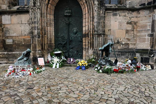 Gedenkort vor der Johanniskirche - Gedenkveranstaltung in Magdeburg (Sachsen-Anhalt), Kirchen und Landeshauptstadt laden am 20. Dezember zum Gedenkgottesdienst in die Johanniskirche ein. Der ökumenische Gottesdienst beginnt um 11.00 Uhr. Der Angriff auf den Magdeburger Weihnachtsmarkt jährt sich am 20.12.2025 zum ersten mal in der Landeshauptstadt.