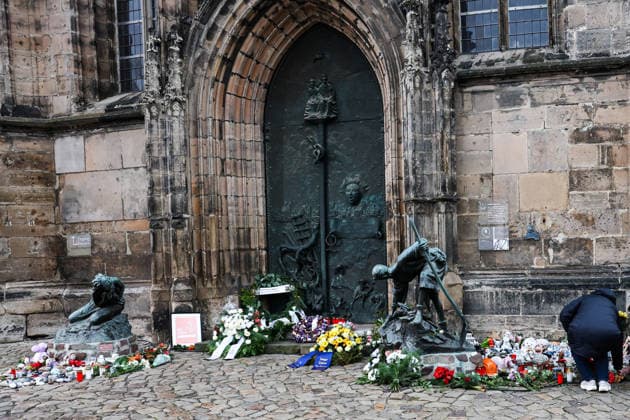 Menschen kommen zum Gedenkort vor der Johanniskirche - Gedenkveranstaltung in Magdeburg (Sachsen-Anhalt), Kirchen und Landeshauptstadt laden am 20. Dezember zum Gedenkgottesdienst in die Johanniskirche ein. Der ökumenische Gottesdienst beginnt um 11.00 Uhr. Der Angriff auf den Magdeburger Weihnachtsmarkt jährt sich am 20.12.2025 zum ersten mal in der Landeshauptstadt.