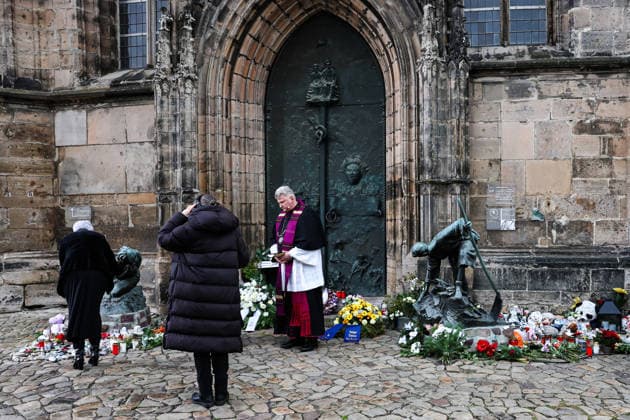 Menschen kommen zum Gedenkort vor der Johanniskirche - Gedenkveranstaltung in Magdeburg (Sachsen-Anhalt), Kirchen und Landeshauptstadt laden am 20. Dezember zum Gedenkgottesdienst in die Johanniskirche ein. Der ökumenische Gottesdienst beginnt um 11.00 Uhr. Der Angriff auf den Magdeburger Weihnachtsmarkt jährt sich am 20.12.2025 zum ersten mal in der Landeshauptstadt.
