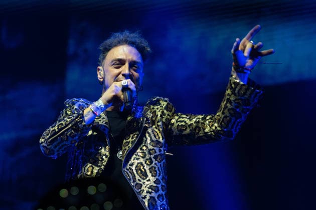 Shinova performs in Madrid, Spain - 27 Dec 2025 Singer Gabriel de la Rosa, of the band Shinova performs during the concert at the Movistar Arena. Madrid Spain Copyright: xAtilanoxGarciax xSOPAxImagesx photos00755