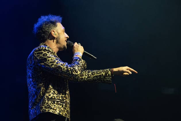 Shinova performs in Madrid, Spain - 27 Dec 2025 Singer Gabriel de la Rosa, of the band Shinova performs during the concert at the Movistar Arena. Madrid Spain Copyright: xAtilanoxGarciax xSOPAxImagesx photos00769