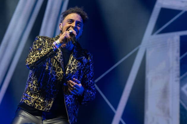 Shinova performs in Madrid, Spain - 27 Dec 2025 Singer Gabriel de la Rosa, of the band Shinova performs during the concert at the Movistar Arena. Madrid Spain Copyright: xAtilanoxGarciax xSOPAxImagesx photos00780