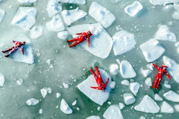 RUSSIA, VLADIVOSTOK - DECEMBER 28, 2025: People dry thermal suits enjoy the recreational activity of ice floating in Akhlyostysheva Bight at Russky Island in winter. Yuri Smityuk TASS  86758510