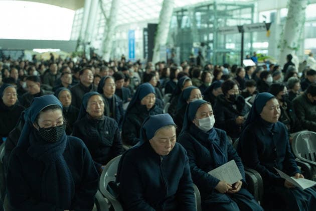 One day before the first anniversary of the Jeju air crash MUAN-GUN, SOUTH KOREA - DECEMBER 28: Bereaved family members gather at Muan International Airport, march to the crash site, remain in temporary shelters, mourn at the scene and honor the victims during a joint memorial service in Muan-gun, South Korea, on December 28, 2025, one day before the first anniversary of the Jeju Air crash, as commemorations mark a year since the deadly accident and reflect ongoing grief and remembrance. Hwawon Ceci Lee Anadolu Muan-gun South Korea. Editorial use only. Please get in touch for any other usage.  Copyright: x2025xAnadoluxHwawonxCecixLeex