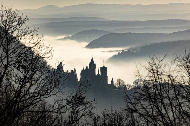 Drachenfels im Nebel, 28.12.2025 Drachenfels im Nebel, Schloss Drachenburg, Rheintal im Hintergrund, gesehen vom Petersberg in Königswinter, 28.12.2025 Königswinter Petersberg NRW Deutschland *** Drachenfels in the fog, 28 12 2025 Drachenfels in the fog, Drachenburg Castle, Rhine Valley in the background, seen from Petersberg in Königswinter, 28 12 2025 Königswinter Petersberg NRW Germany Copyright: xSebastianxDerixx