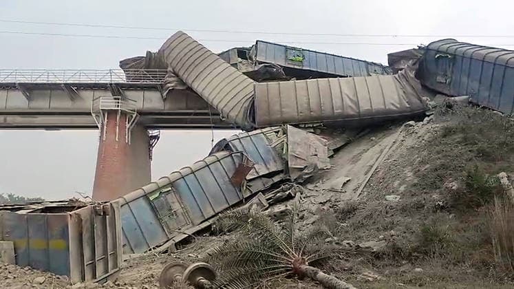 RECORD DATE NOT STATED A goods train derailed on the Patna-Howrah main line Jamui Bihar , Dec 28 (ANI): A goods train derailed on the Patna-Howrah main line, in Jamui on Sunday. (ANI Video Grab) Jamui Bihar India Copyright: xANIx ANI_20251228158