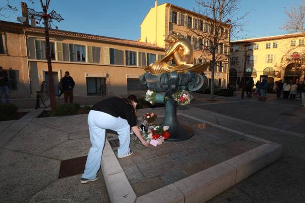 Des passants viennent déposer des fleurs au pied de la statue de Brigitte Bardot place Blanqui à Saint Tropez le 28 décembre 2025 Franz Chavaroche Bestimage Passers by lay flowers at the foot of the statue of Brigitte Bardot in Place Blanqui in Saint Tropez on 28 December 2025 Saint Tropez France  Copyright: xFranzxChavarochex xBestimagexFranzxChavarochex xBestimagex