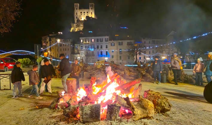 Dolceacqua, Italy - December 28, 2025: Christmas Fire Atmosphere in ligurian Village Dolceacqua, Italy. Tourism, Vacation. Tourismus, Urlaub, Ligurian, Liguria, Italien, Feuer, Weihnachten, Natale, Mandoga Media Germany Christmas Fire Atmosphere in ligurian Village Dolceacqua, Italy